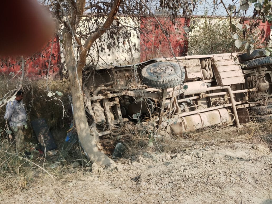 Collision of up bus and truck in dehradun
