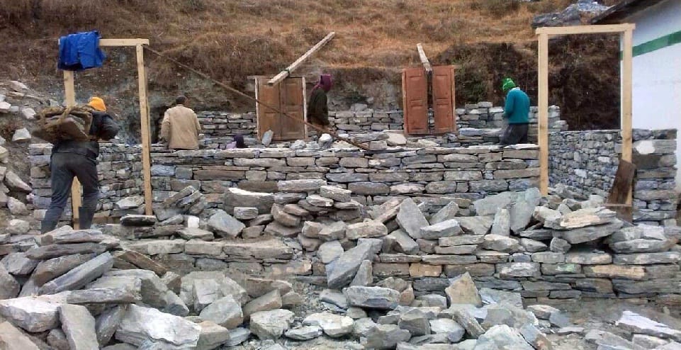पूर्व फौजी ने शुरू किया विद्यालय भवन का निर्माण