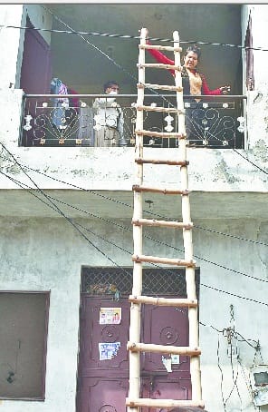 do yuvtiyo ne kiya hungaama