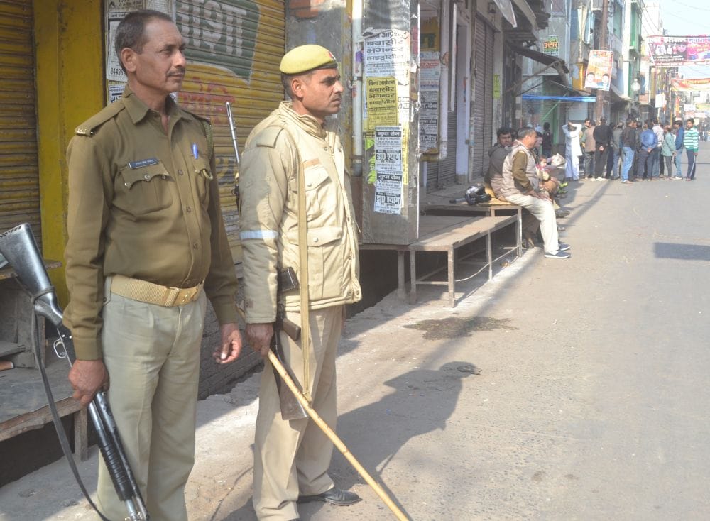 shoppers do not open shops in kasganj 