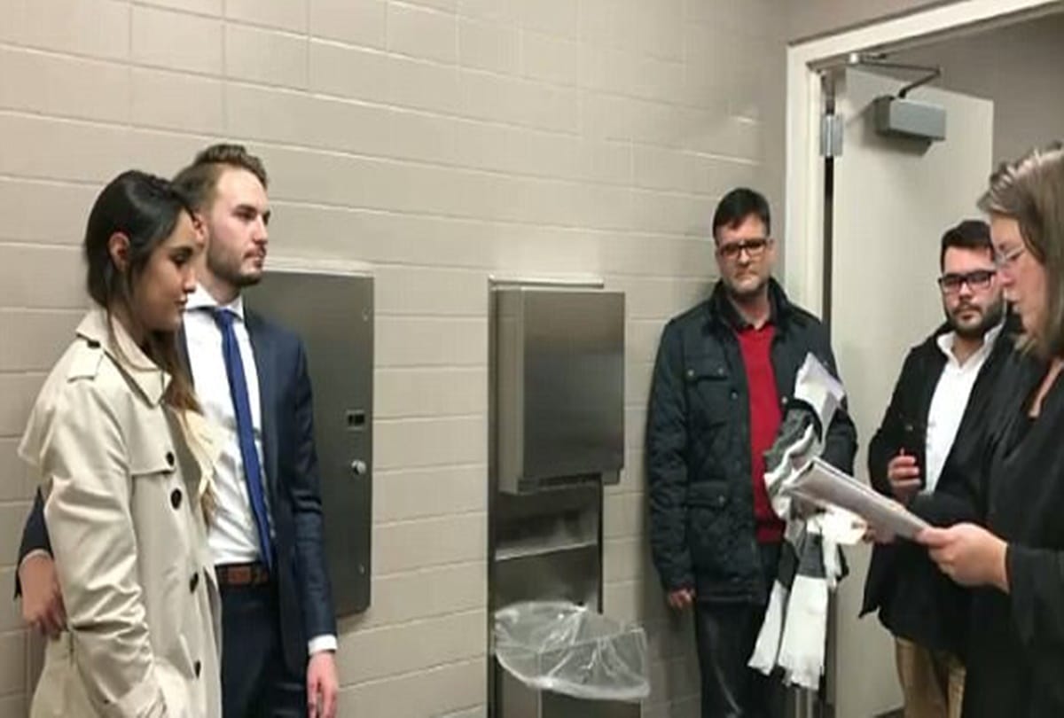 New Jersey couple get married in courthouse toilet