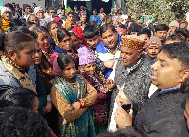 आदमखोर बाघ का पकडने की मांग को लेकर प्रर्दशन कर रही महिलाओं ने गौला खनिज निकासी गेट बंद किया।