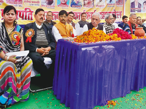   - प्रजापति सम्मेलन के मंच पर बैठे राष्ट्रीय अध्यक्ष और अन्य।  