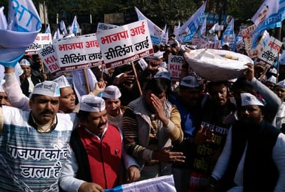 aap protesters beaten by delhi police in protest of sealing