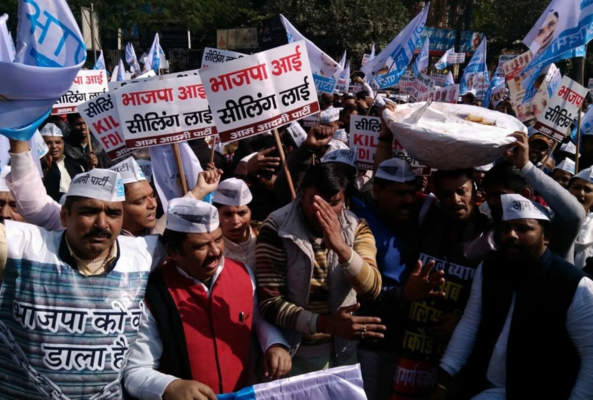 delhi bjp mla not standing with delhi businessmen on sealing