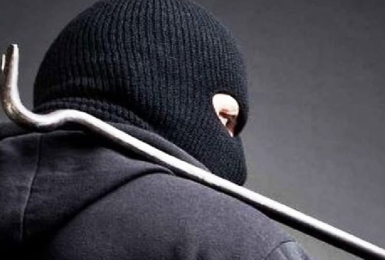 garments of seven lakh rupees stolen from showroom