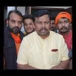 पत्रकारों से वार्ता करते टी. राजा। 