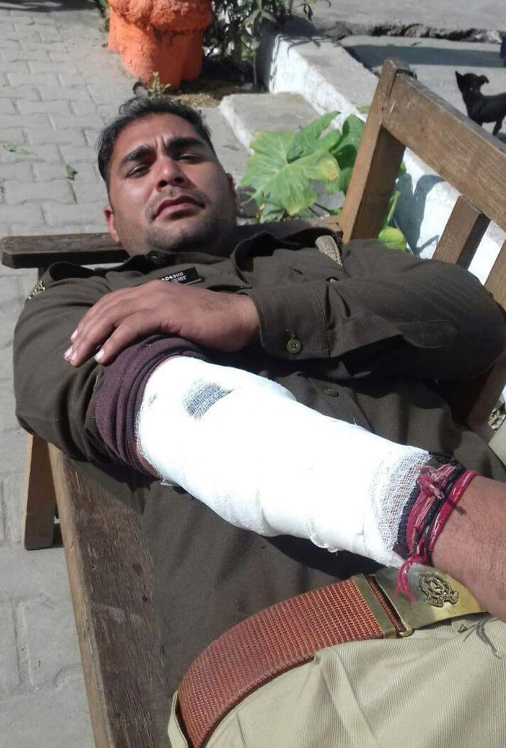 one man arrested in encounter police man injured