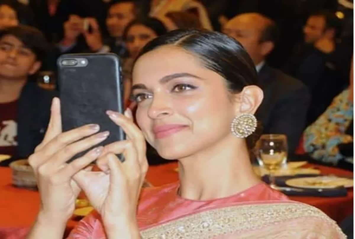 Deepika padukone gets emotional during prakash padukone receives lifetime achievement award 