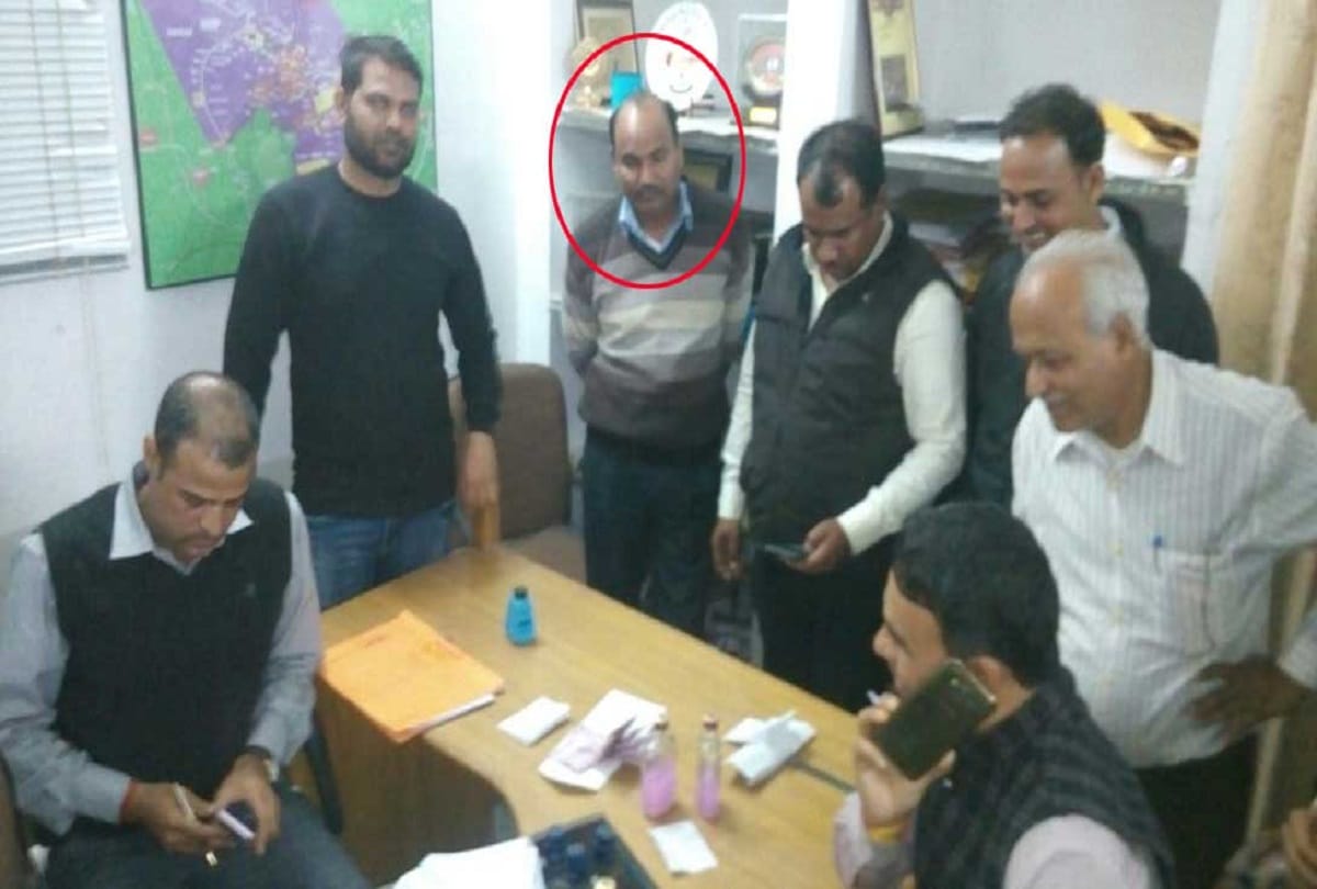 Rajasthan constable caught by acb in bundi kota taking bribe 