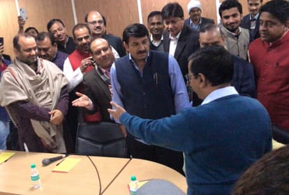 sealing : complaint registered against cm kejriwal by bjp leaders