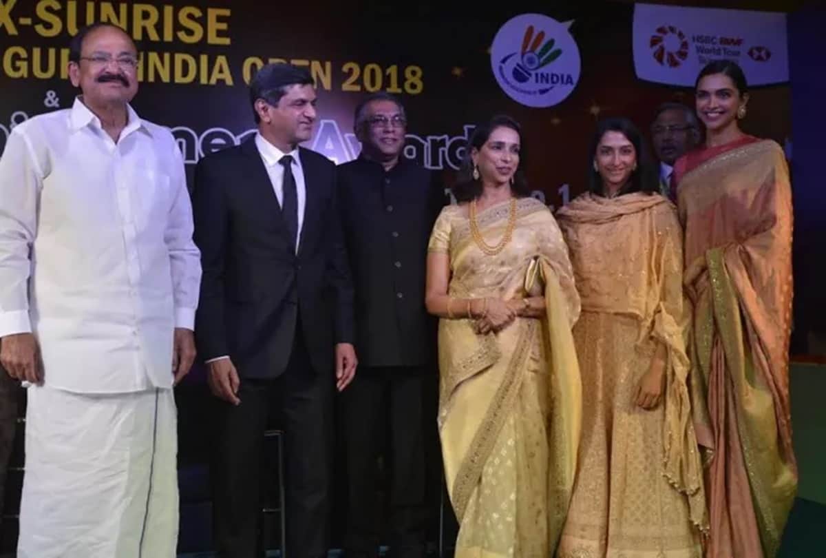 Deepika padukone gets emotional during prakash padukone receives lifetime achievement award 