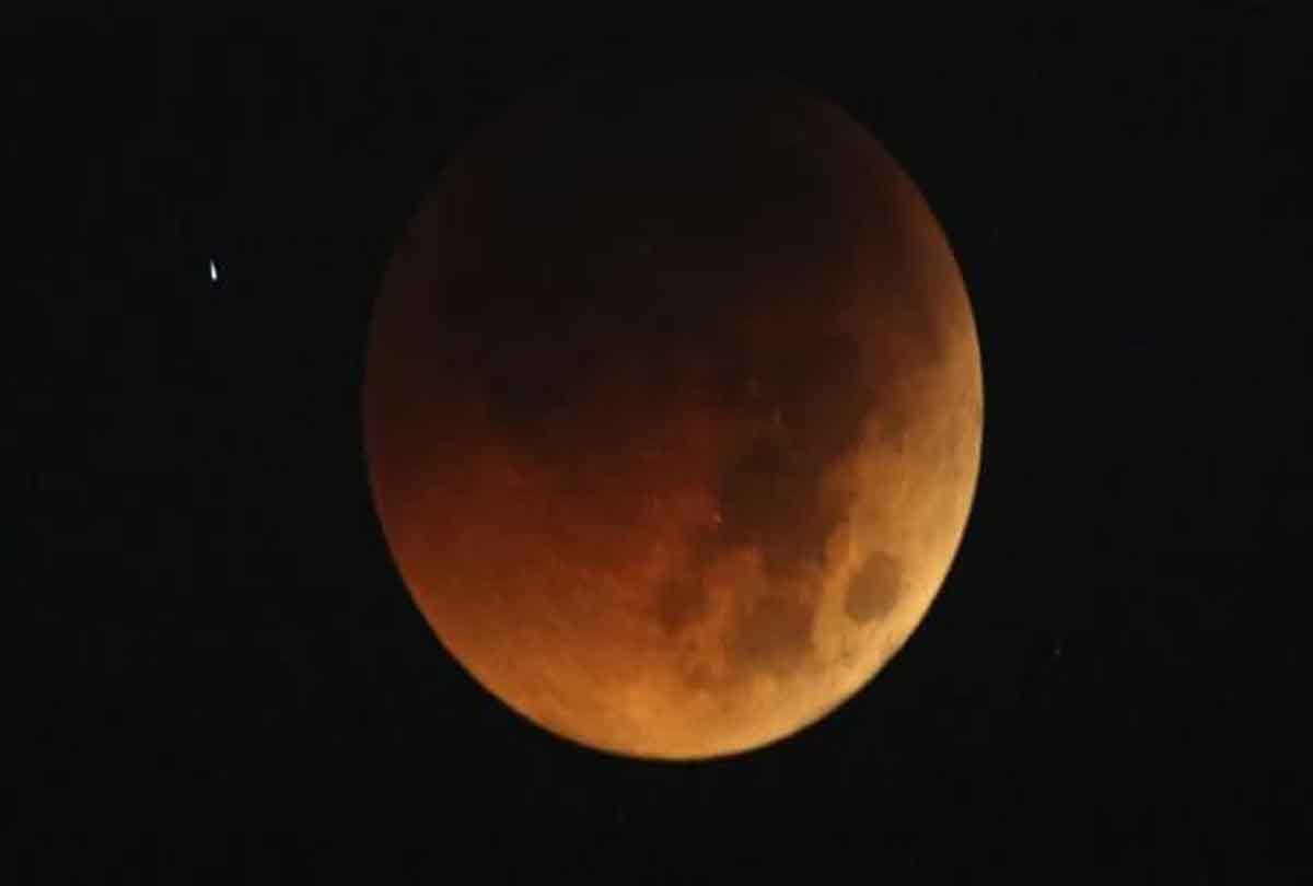 first lunar eclipse of the year will be completely visible