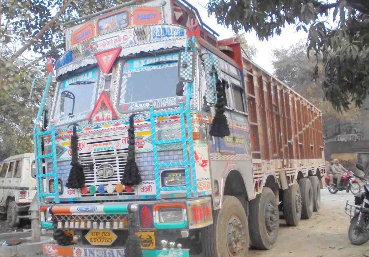 परीक्षा देने जा रहे छात्रों की मैजिक ट्रक से टकराई, तीन घायल