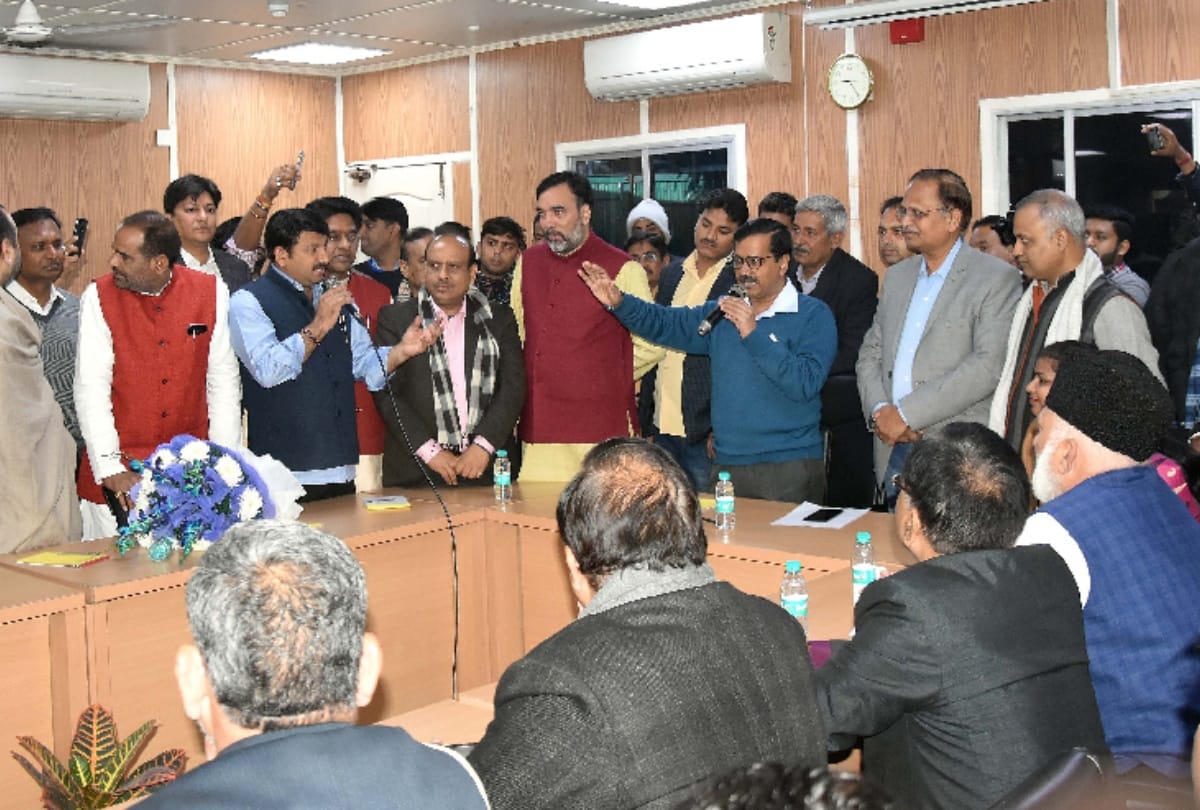 sealing : complaint registered against cm kejriwal by bjp leaders