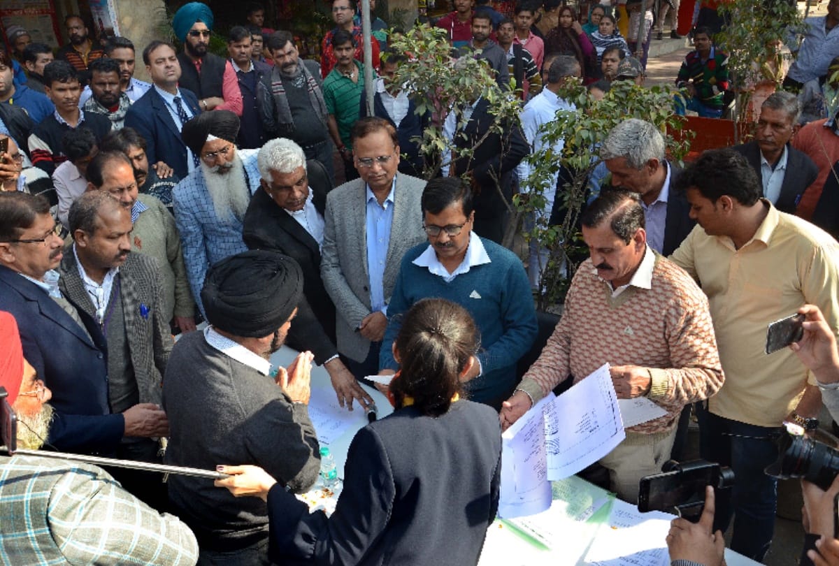 kejriwal met businessmen in market
