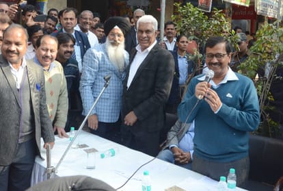kejriwal met businessmen in market