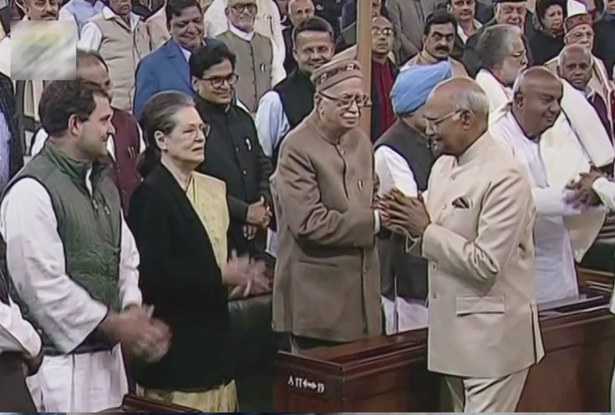 when lal krishna advani sit between sonia gandhi and manmohan singh what does it mean