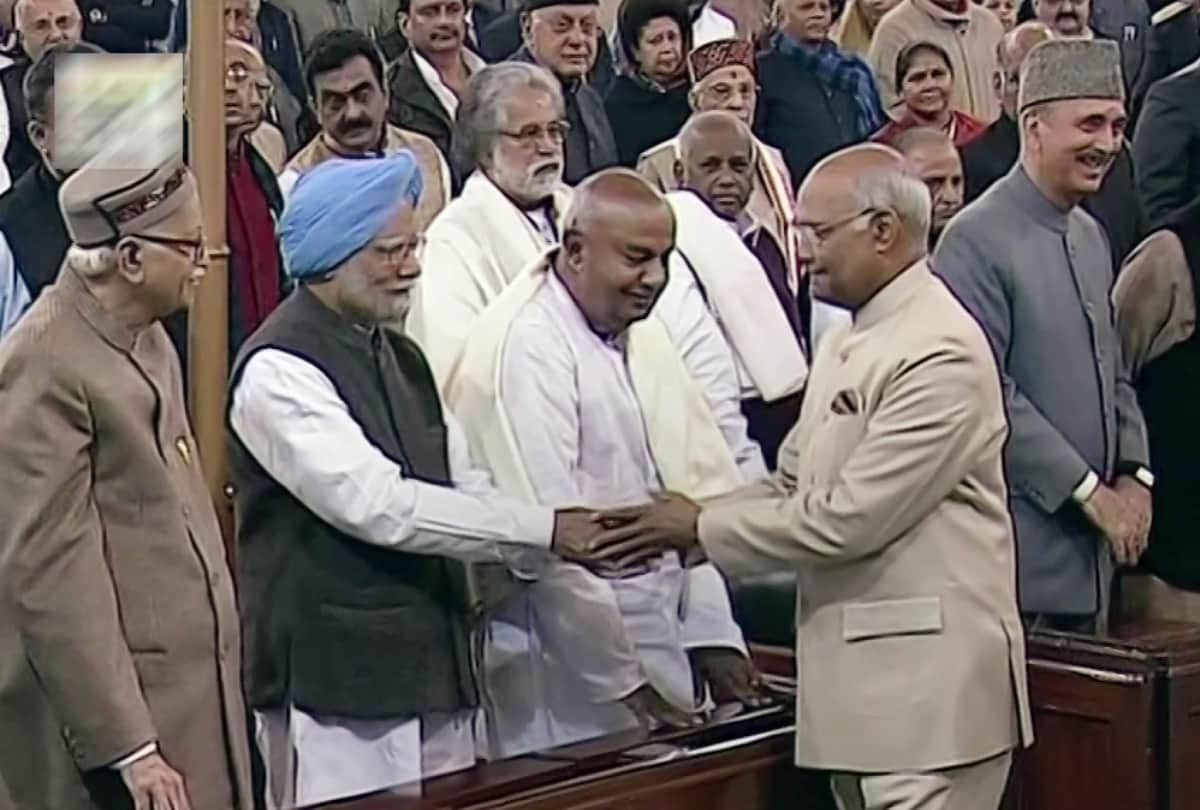 when lal krishna advani sit between sonia gandhi and manmohan singh what does it mean