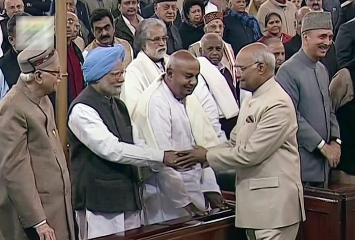 when lal krishna advani sit between sonia gandhi and manmohan singh what does it mean