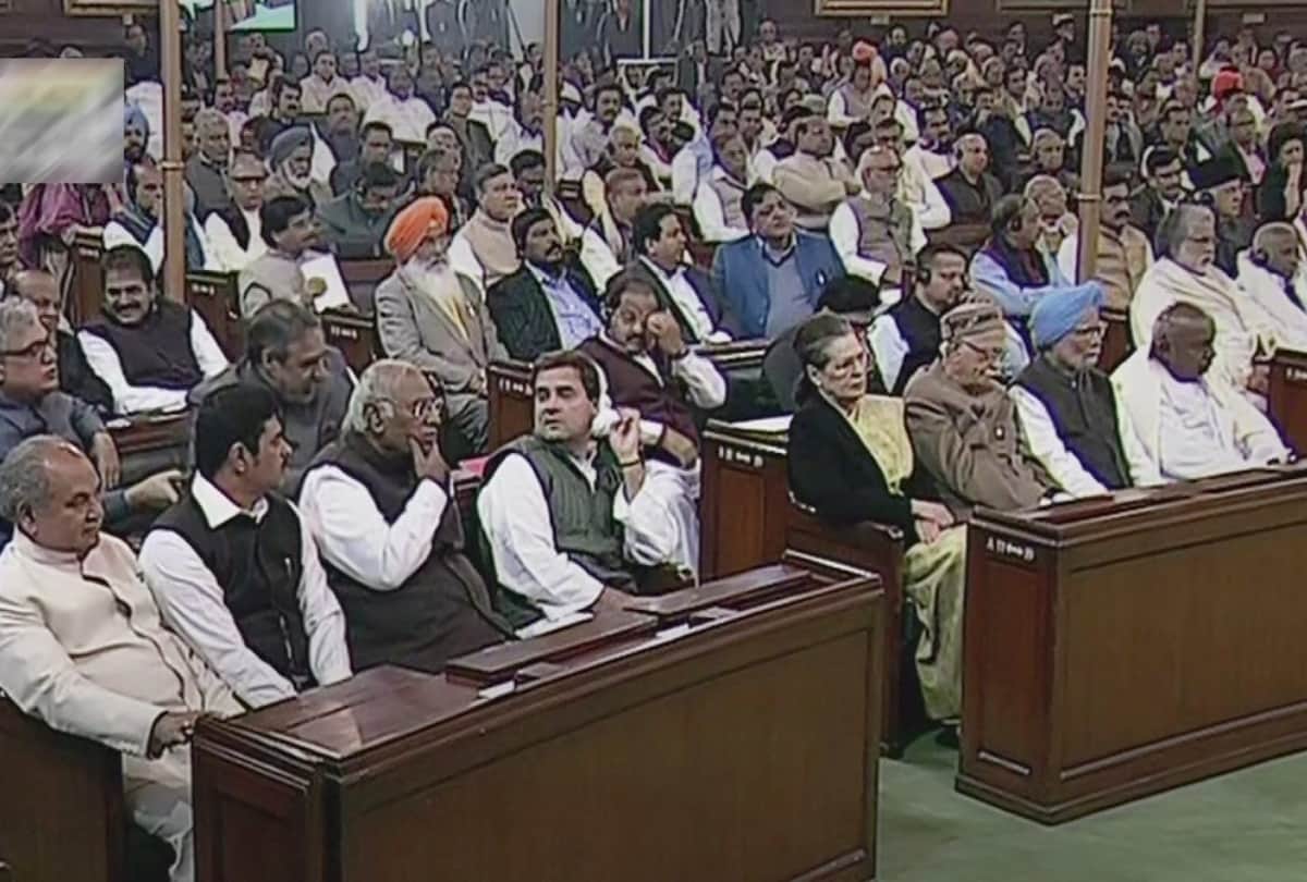 when lal krishna advani sit between sonia gandhi and manmohan singh what does it mean