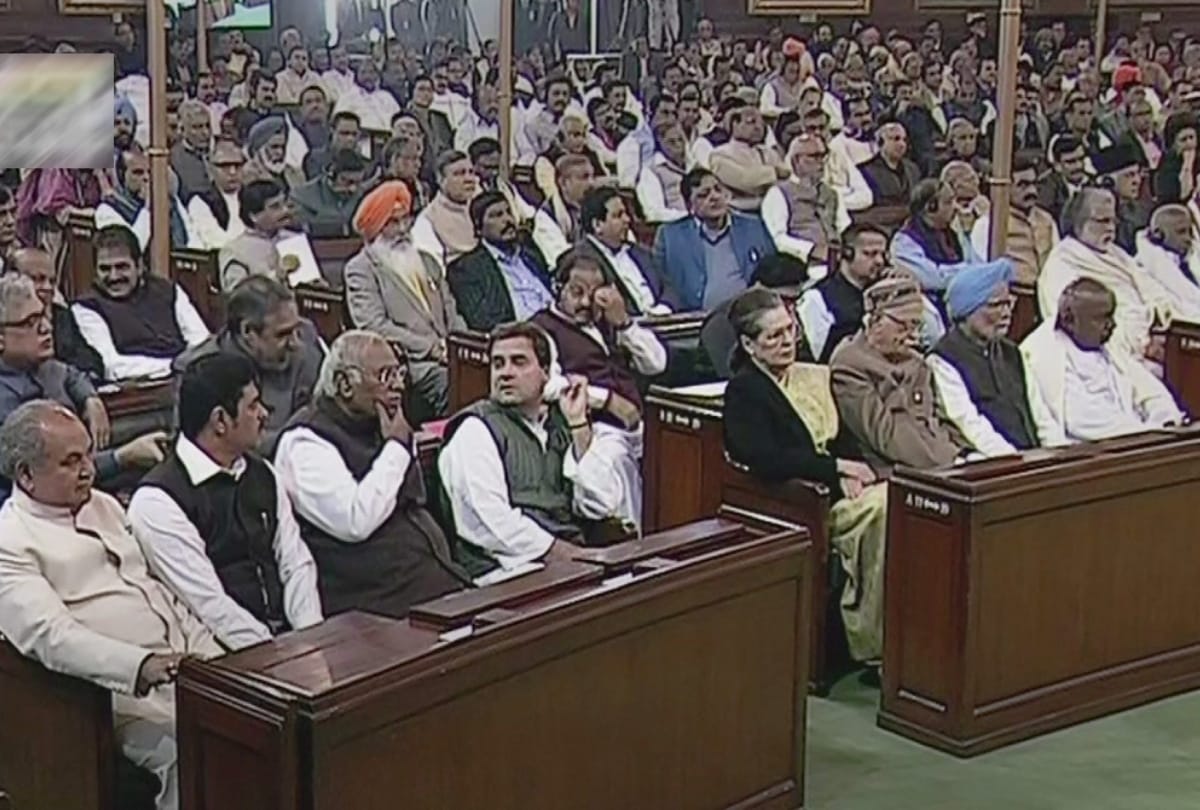 when lal krishna advani sit between sonia gandhi and manmohan singh what does it mean