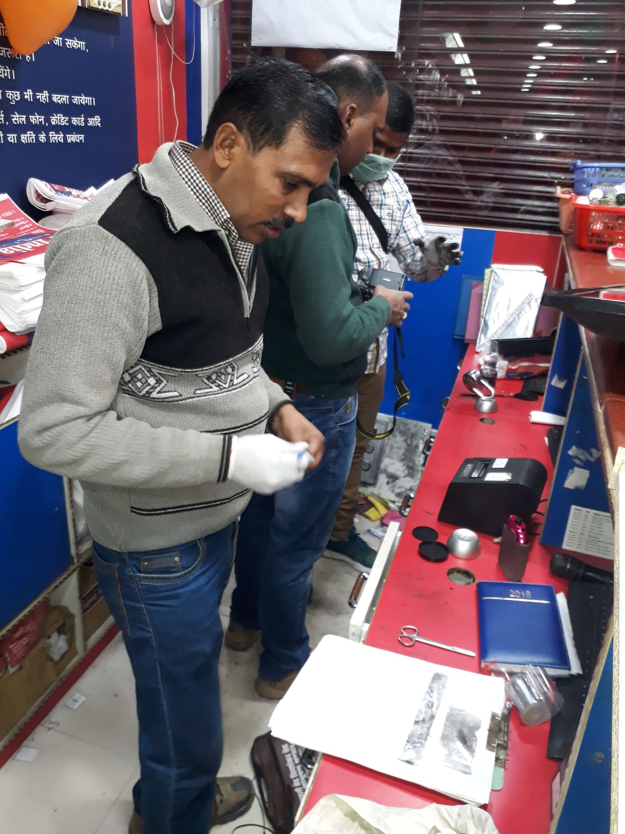 13 lakhs of stealing from shopping goods in Shahganj