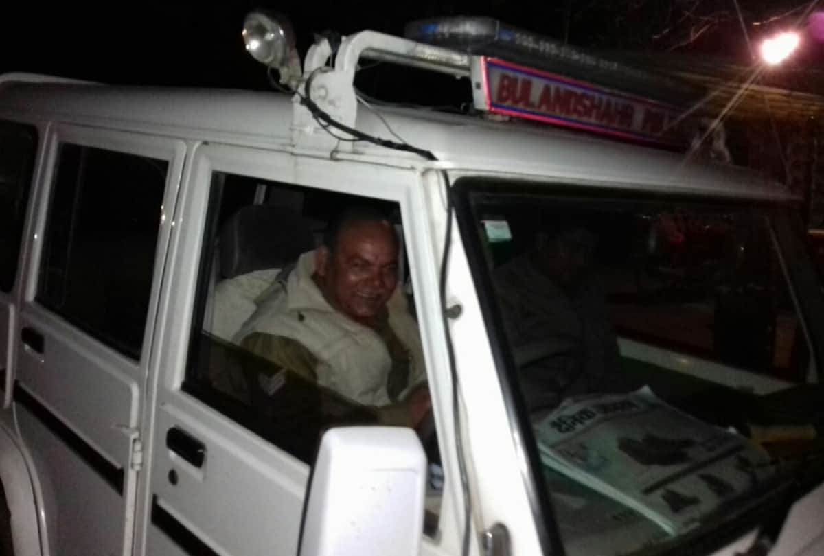 up policemen drinking alcohol in service cab on duty in ghaziabad  