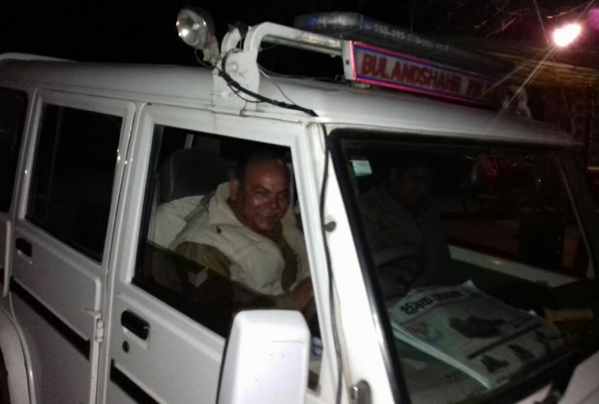 up policemen drinking alcohol in service cab on duty in ghaziabad  