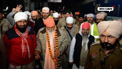 a warm welcome of sant niranjan das in varanasi