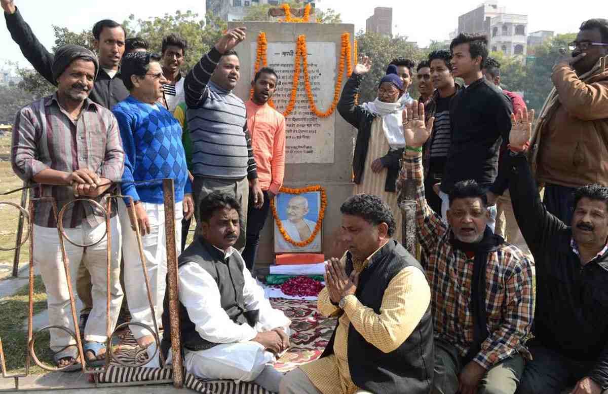 Mahatma gandhi remember on death anniversary in varanasi