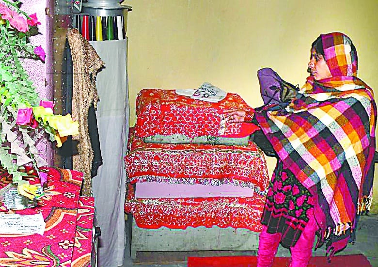 thieves stolen rupees and ornaments
