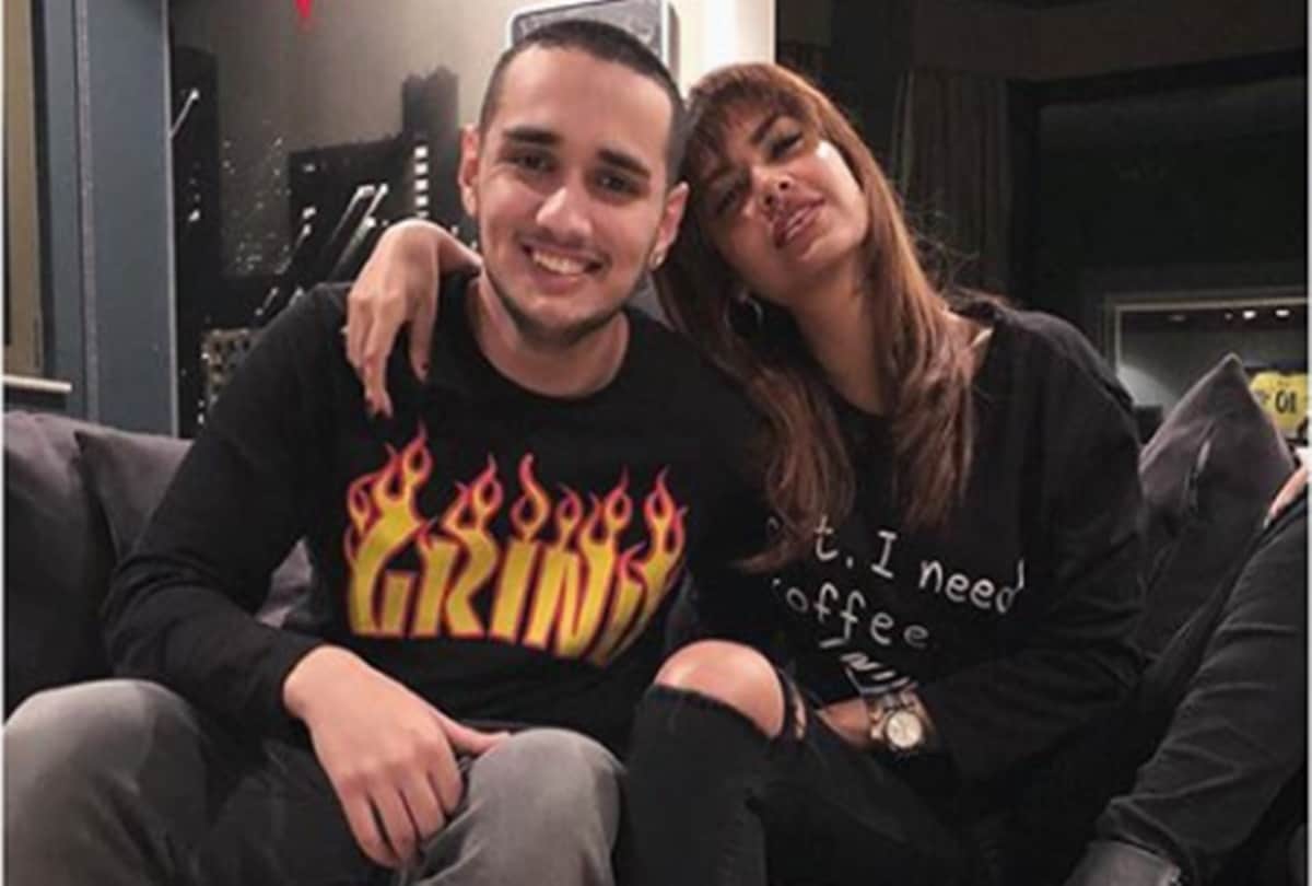 Esha Gupta share hangout picture With 18 year old Boy aly raza beig