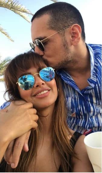 Esha Gupta share hangout picture With 18 year old Boy aly raza beig