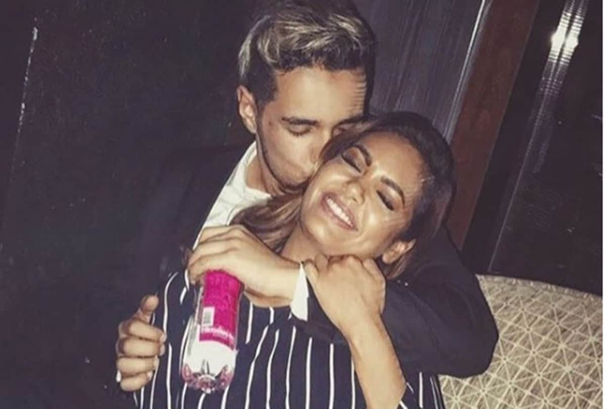 Esha Gupta share hangout picture With 18 year old Boy aly raza beig