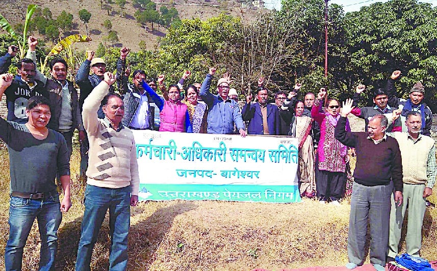Water Commission personnel shout slogans by lockout