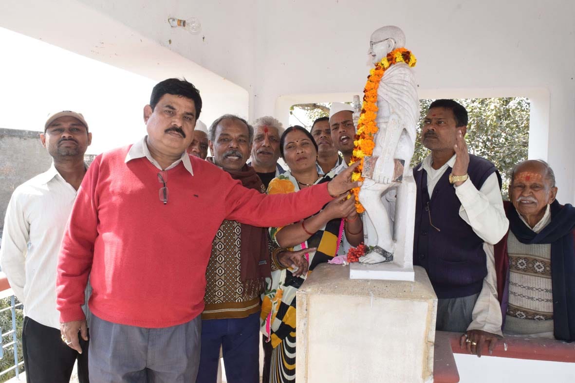 अहिंसा के पुजारी महात्मा गांधी के पुण्य तिथि पर श्रद्घांजलि