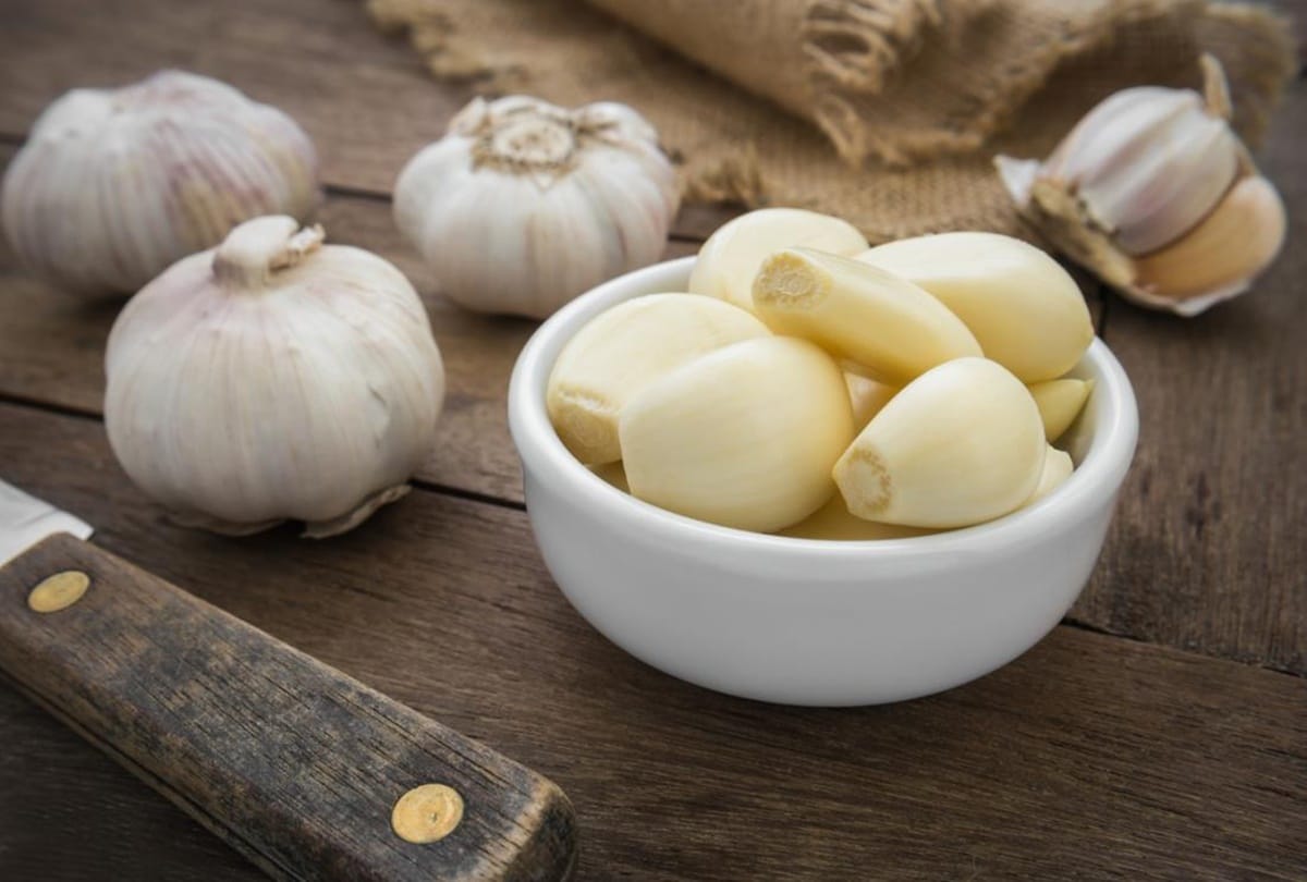 health benefits of eating garlic empty stomach
