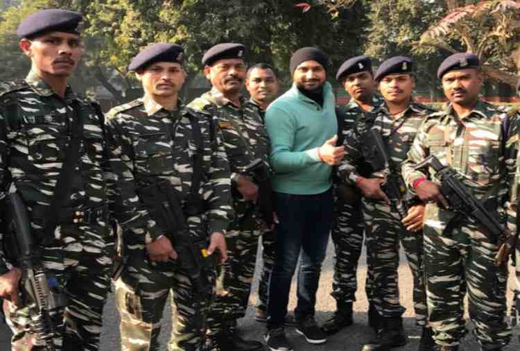 harbhajan singh trolling on twitter over photo with soldiers