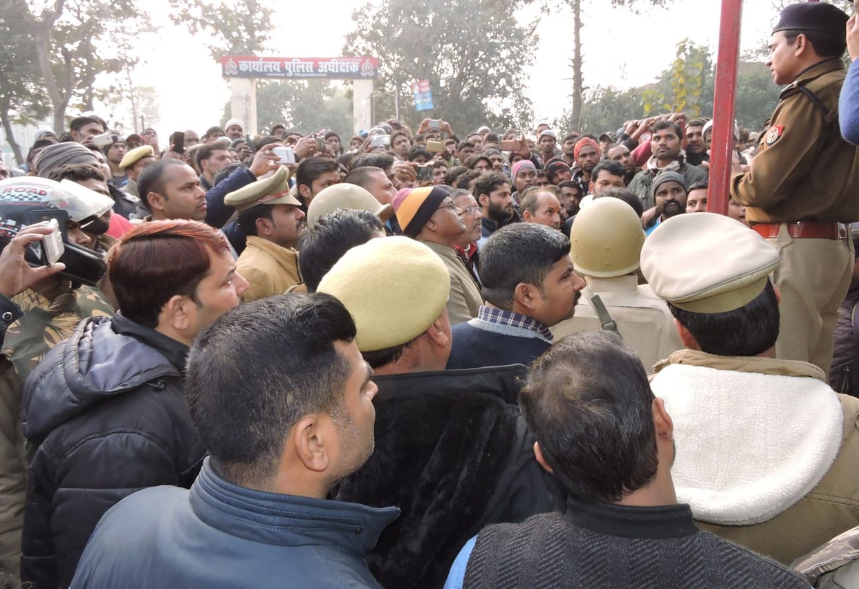 छात्र की मौत से गुस्साए लोग, हाईवे जाम किया