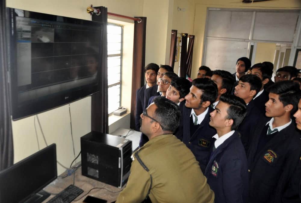 students visit rishikesh kotwali to know about cyber crime