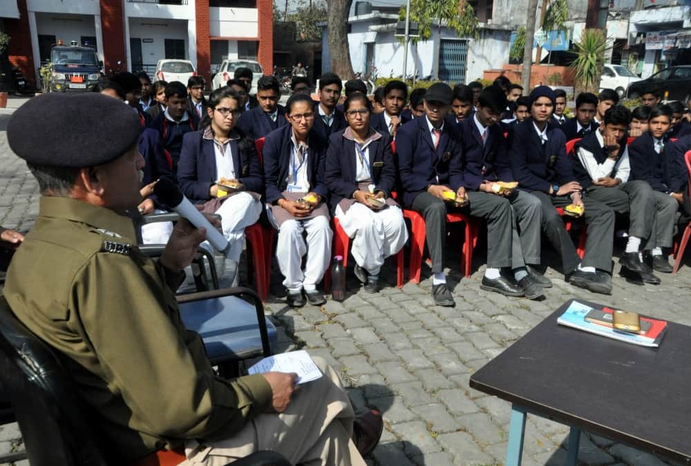 students visit rishikesh kotwali to know about cyber crime