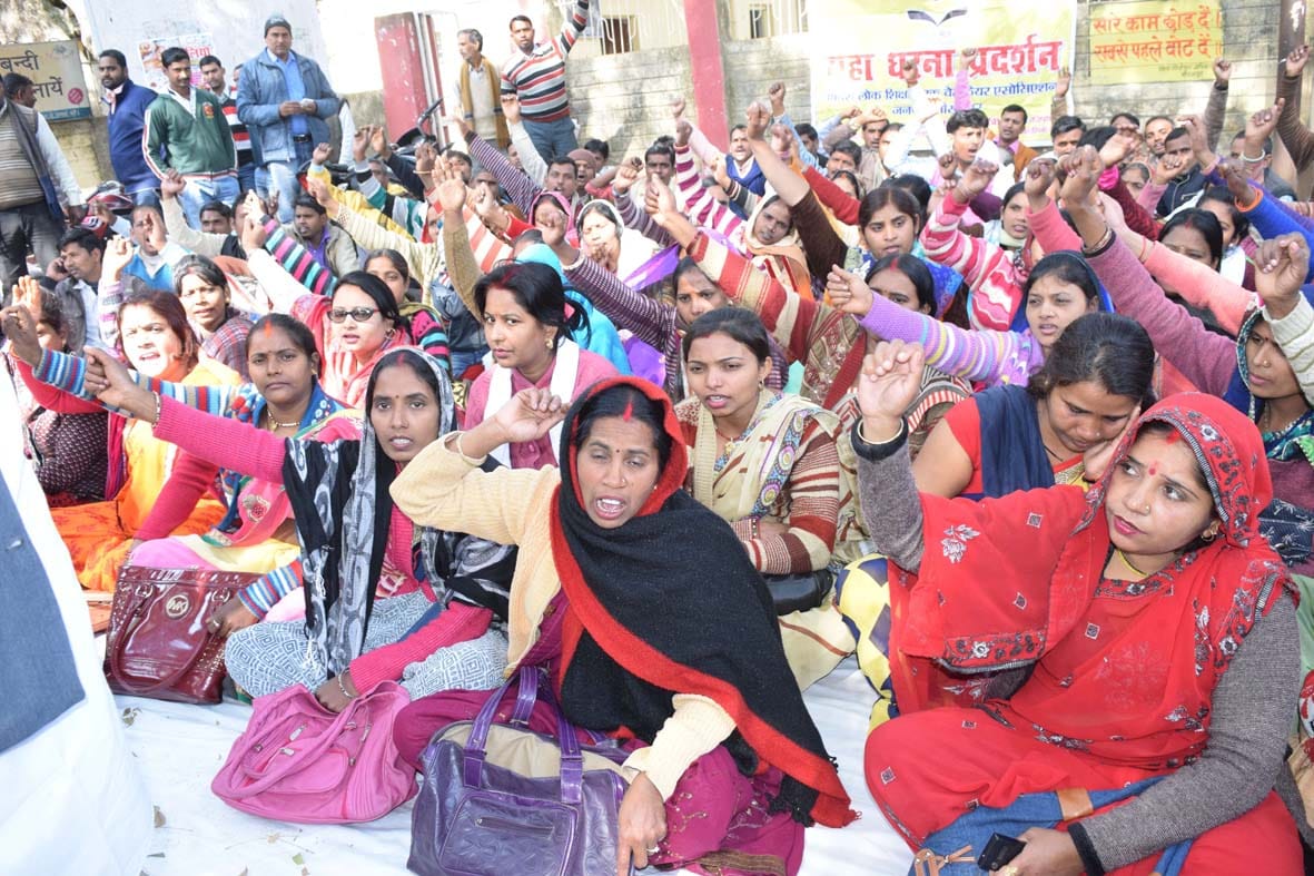 कार्यकाल वृद्घि को प्रेरकों का कलेक्ट्रेट पर धरना