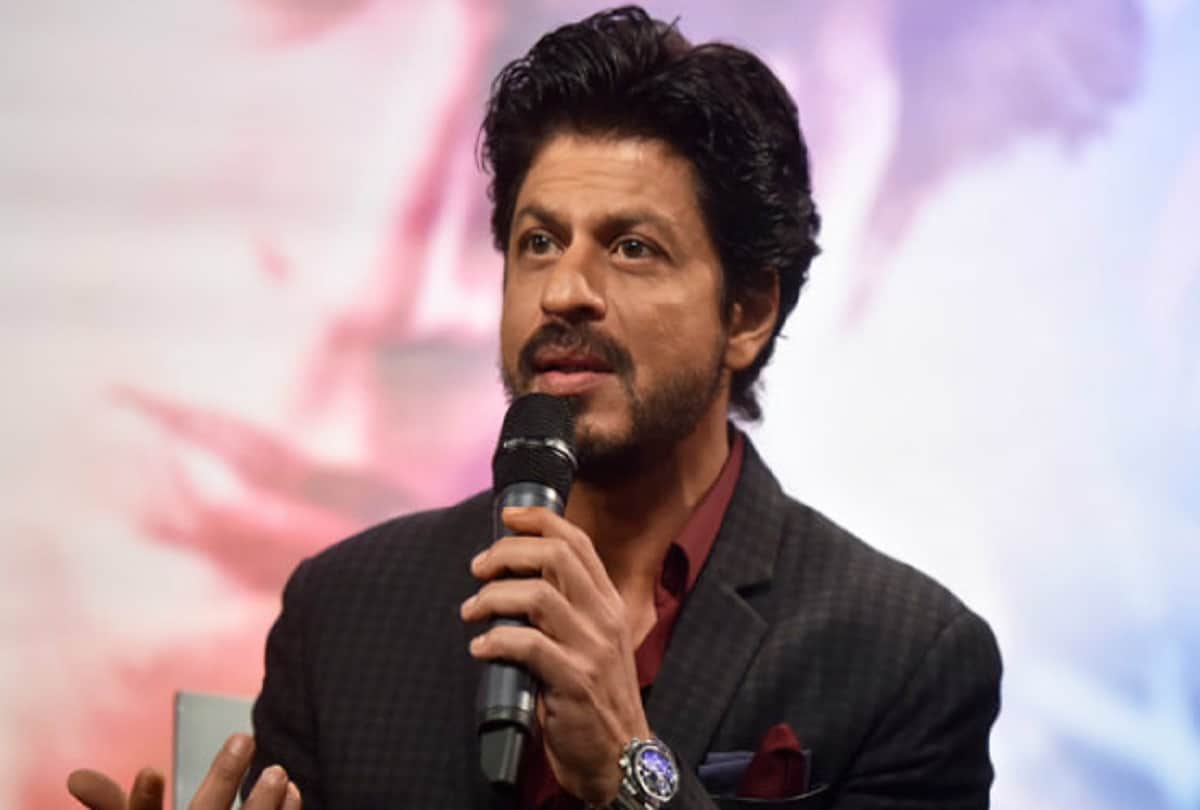 When a fan asked Shahrukh Khan if he was Bisexual and the Actor gave funniest reply