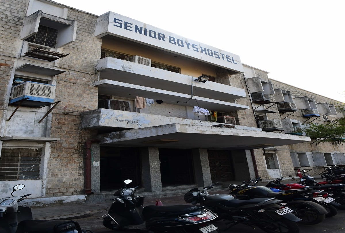 Rajasthan sms medical college hostel a student fell down from hostel roof in jaipur