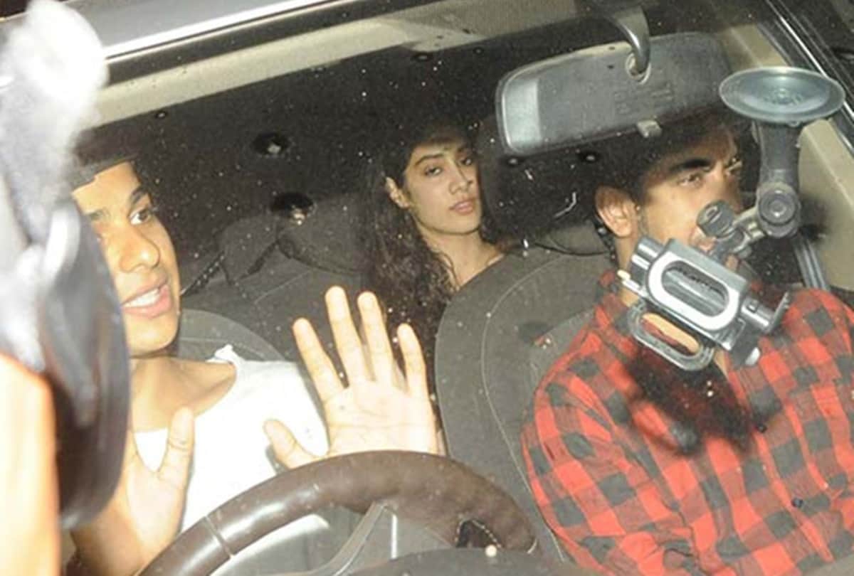 Ishaan Khatter And Janhvi Kapoor Get Intimate Inside A car at dhadak shooting