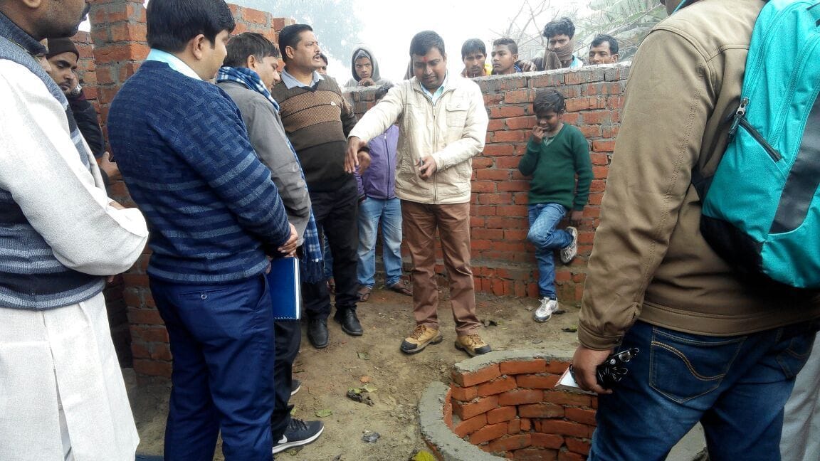 डीएम ने गांव में गंदगी देख लगाई फटकार