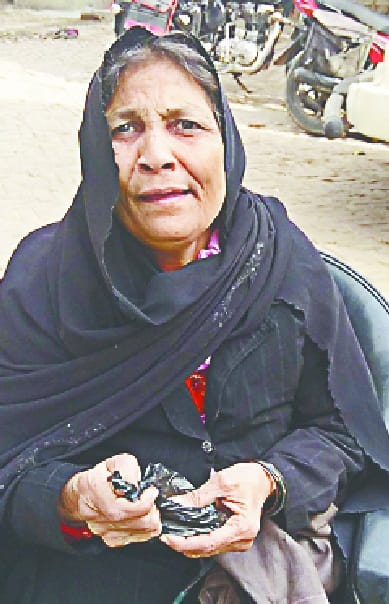 saahab teen talaak ki dhamki deta hai pati