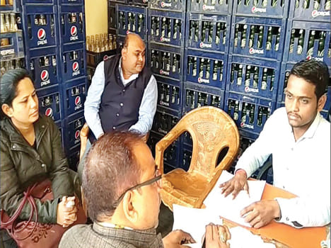 रुरा स्थित पेय पदार्थ की दुकान में जांच करते खाद्य सुरक्षा अधिकारी
