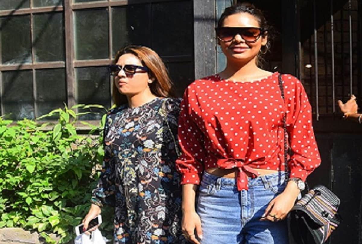 esha gupta was spotted with her little sister at lunch date